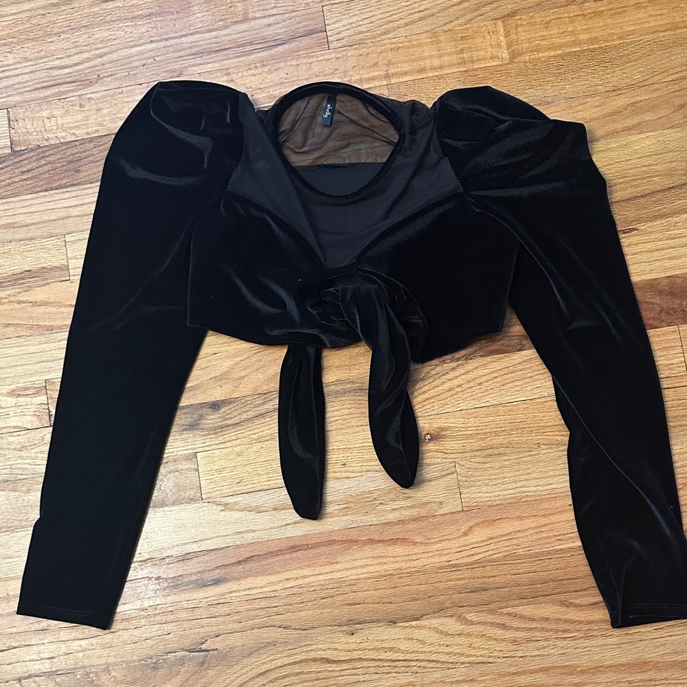 NWOT -Host pick 🎀Black Velvet Puff Sleeve Crop Top